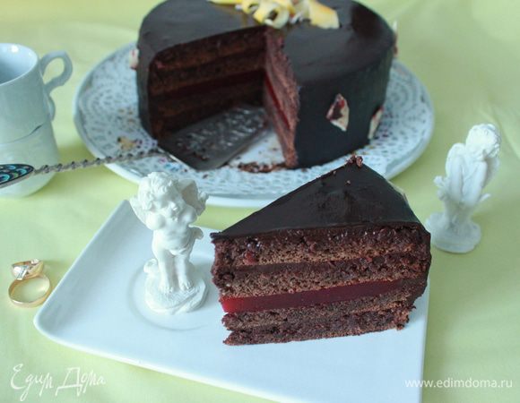 Бисквит:

Муку, сахар, яйца, желтки, муку и какао сложить в чашу миксера, перемешать на средней скорости 1-2 мин.
Белки взбить с сахарной пудрой до устойчивых пиков. Добавить к тесту, аккуратно перемешать. Выпечь 4 коржа,при температуре 180С до готовности.

Сироп для пропитки:
Воду и сахар довести до кипения, добавить малиновый сок, ликер, уварить на слабом огне до получения сиропа.