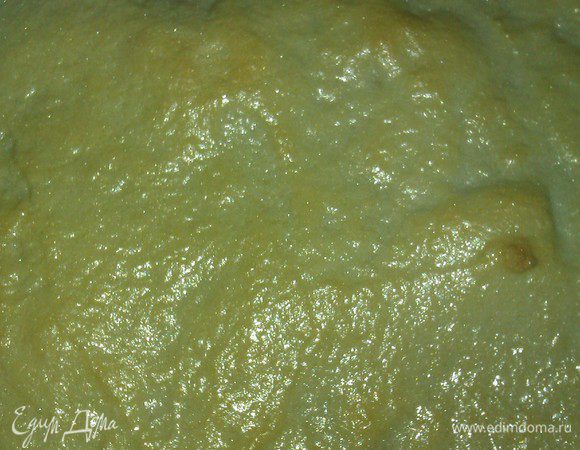 БЕЛКОВАЯ ПРОСЛОЙКА.

Взбить белки с сахаром до пиков.
Бумагу слегка смазать растительным маслом. Распределить на бумаге
белки  коржом или кружками под диаметр будущих пирожных. Слой прим 5 мм
Выпекать в духовке 10-15 мин. при 200 гр.
Выключить духовку, пусть корж или кружочки стоят минут 5-10 в духовке.
Вытащить, вырезать  кружки, остудить, снять с бумаги. 
Корж достаточно мягкий, но не липнет.
Я вырезаю ножницами, перевернув корж бумагой вверх.
(время и температуру указываю условно: моя старушка-духовка не показатель).
Корж должен слегка потемнеть (легкий бежевый оттенок), сверху подсушиться, а внутри быть резиново-мягким… как-то так)