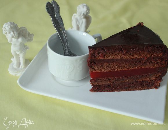 Малиновый мармелад:
Малину с сахаром нагреть на слабом огне, мешать до растворения сахара. Измельчить блендером, удалить косточки протерев через сито, вернуть на огонь. Добавить агар-агар довести до кипения. Перелить в форму d 18 см оставить до застывания.
Шоколадная глазурь:
Шоколад растопить на водяной бане. Сливки + глюкозу довести до кипения. Сливки добавить к шоколаду, перемешать.