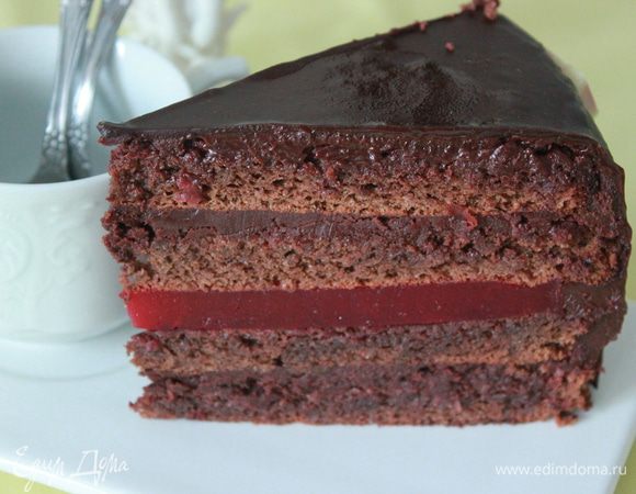 Сборка:

Первый корж пропитать сиропом, выложить часть крема-ганаша. Положить второй корж,пропитать и на него я нанесла тонкий слой ганаша,а сверху слой мармелада,накрыть третьим коржом.Снова пропитка ,ганаш и так же с 4-м коржом.Обмазать кремом торт охладить.
Облить торт охлажденной шоколадной глазурью. Украсить. Убрать в холодильник.