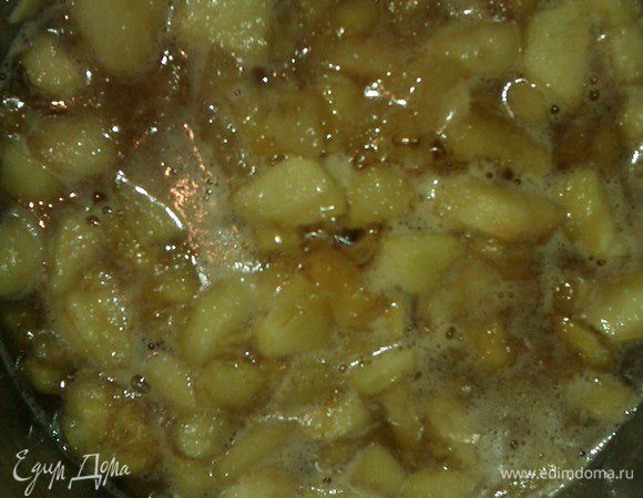 КРЕМ.

Фрукты очистить от кожуры и косточек.
Порезать, положить в кастрюльку, добавить воду, мед,сахар, щепотку корицы.
Тушить на медленном огне, до абсолютной мягкости, периодически помешивая. Ок. 35-40 мин.
Снять с огня, остудить.
