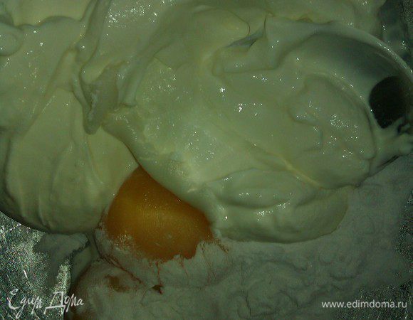 Сметану с яйцами,сахаром и крахмалом (можно и 
оставшиеся от белковой прослойки желтки туда же добавить) хорошенько растереть