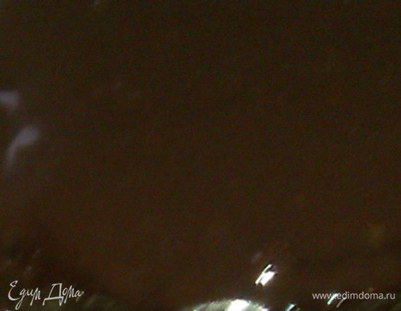 ГАНАШ.

Шоколад измельчить.
Сливки не кипятить, но довести до закипания. Или ими залить шоколад или шоколад поместить в них...  Я, как правило, измельченный шоколад кладу в другую емкость и сливками его заливаю.
Дать шоколаду  постоять и расплавиться. Ок. 3-х минут.
Затем взбить, добавить масла. Взбить. Готово.
