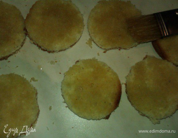 Пропиткой с помощью кисти пропитать 24 шт.
Дать постоять кружочкам минут 20. Далее положить белковую прослойку.
