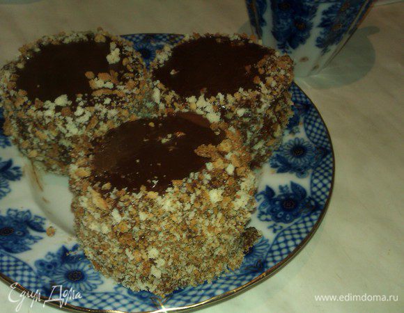 Я промазала с боков ганашем толстым слоем и обсыпала бисквитной крошкой из обрезков.

Приятного аппетита, готовьте с удовольствием.

