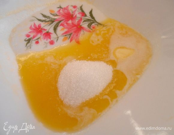 Растворить в масле сахар (я брала 50 г ,т. к. крем в них будет очень сладкий).