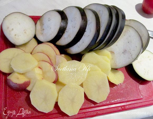 Баклажан, луковицу  и картофель нарезать кружочками. Картошку нарезать, как можно тоньше. Подготовить остальные овощи. Чеснок  и зелень измельчить. Форму хорошо смазать растительным маслом.