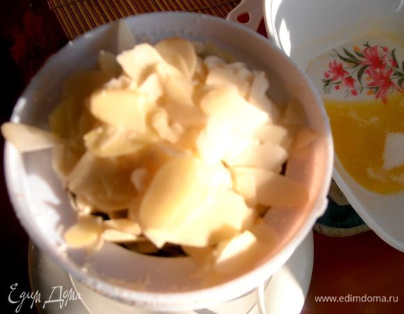 Миндальную муку получаем из миндальных лепестков (сразу беру на базе 1 кг и надолго хватает) через кофемолку в два приёма.