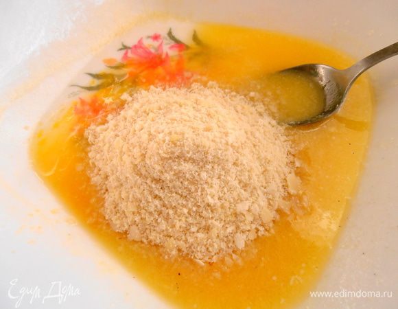 Высыпаем к маслу миндальную муку.