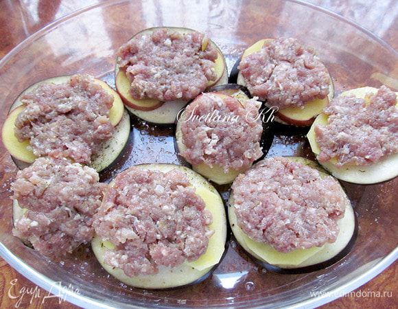 В форму выложить кружочки баклажан, посолить, сдобрить специями. Поверх баклажан - кружочки картофеля, затем лепешечки фарша. Фарш лучше посолить и поперчить  в отдельной посуде, а затем сделать лепешки.