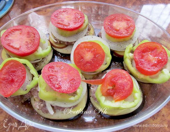 Поверх лука выложить нарезанный перец и помидоры. Все очень просто.