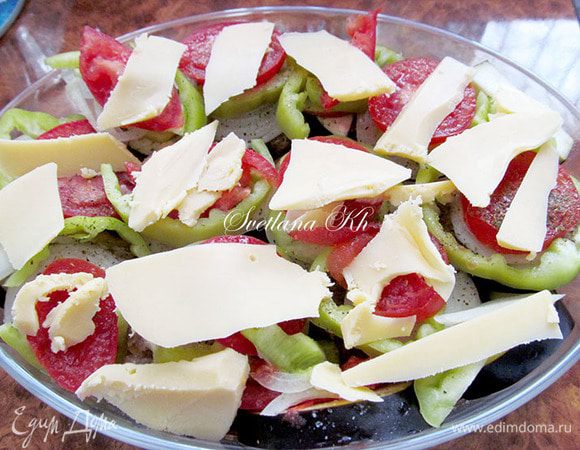 Сыр нарезать произвольно и выложить поверх всех овощей. Зубчик чеснока измельчить и посыпать сверху. Поставить в духовку при средней  температуре. Запекать, пока овощи зарумянятся и от запаха станет кружиться голова. Если выделившегося сока будем многовато, то просто поменяйте уровни в духовке и переместите форму ниже. Лишняя жидкость выпарится.
Готовое блюдо посыпать зеленью.