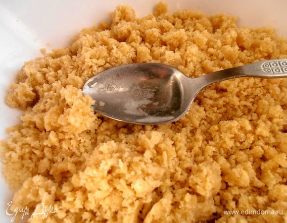 Ледяную воду добавляем по необходимости,если совсем крошка не складывается в ком. Вливаем по ложке, мне хватило две.