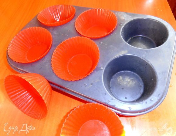 Силиконовые формочки я для удобства вложила в общую форму.