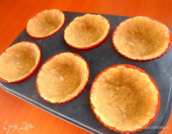 Разминаем песочное тесто по формочке плотно.