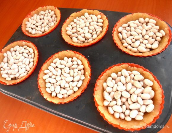 Заполняем, к примеру, фасолькой, чтобы не деформировалось тесто.