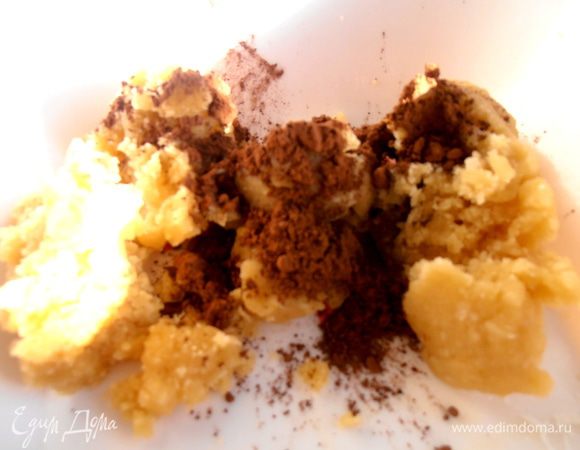 В остальное тесто я решила добавить какао для придания корзиночкам шоколадности.