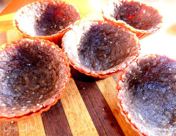 Разминаем новое тесто в освободившиеся формочки.