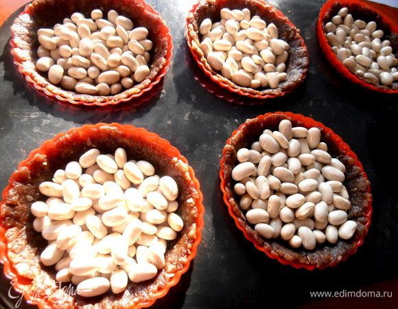 Насыпаем ту же фасоль.Ничего с ней не будет,можно смело использовать в готовке и даже вкуснее получится! Выпекаем так же.