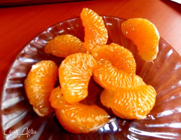 Для украшения мандаринчик очищаем от плёночек.