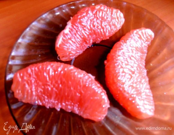 Для контраста очистила ещё дольки грейпфрута (я его очень люблю и ем круглый год без сахара!).