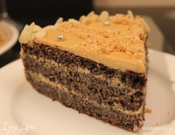 Тесто выливаем в застеленую форму, у меня 26 см. Форма будет полная до краев. Пусть это вас не пугает..оно подыматся не будет..здесь нет соды. Ставим в духовку, выпекаем 50 минут при 180 гр. проверяем зубочисткой середину, она может быть влажной... ориентируйтесь по вашей духовке.