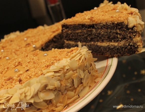 Готовый торт остудить, разрезать по высоте на 2 коржа. я разрезала на 3.
Крем:
1 б.сгущ.вареной растереть со 150 г мягкого сл.масла. я добавила еще сметаны 150 гр. Смазать нижний корж, накрыть верхним и обмазать торт сверху и по бокам. Посыпать листиками миндаля, украшать я не стала, была крошка от какогото тортика , я ей посыпала верх. Приятного чаепития!
