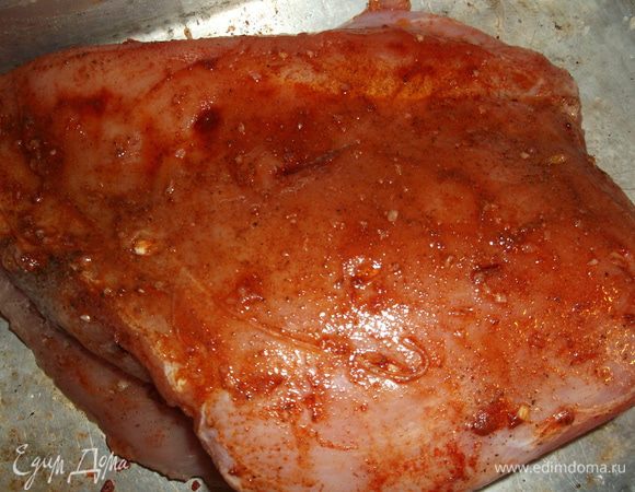 затем вынимаем промакиваем бумажной салфеткой, натираем смесью и шпигуем чесноком