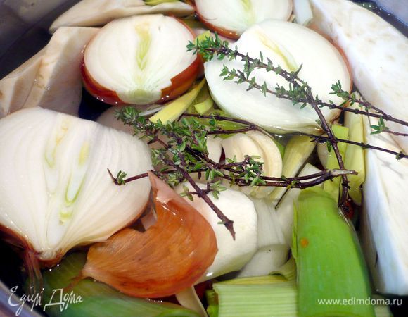 Лук режем напополам, порей разрезаем вдоль и режем на крупные кусочки, корень петрушки, сельдерея и морковь очищаем от кожуры и также крупно режем. Зубчики чеснока чистим  и слегка разминаем ложкой. Помидоры делим на четвертинки, помидоры-черри — на половинки. Кладем в кастрюлю все овощи и тимьян и заливаем тремя литрами холодной воды. Ставим вариться на большом огне до закипания, после закипания убавляем огонь до медленного и накрываем крышкой. Варим 1 час.