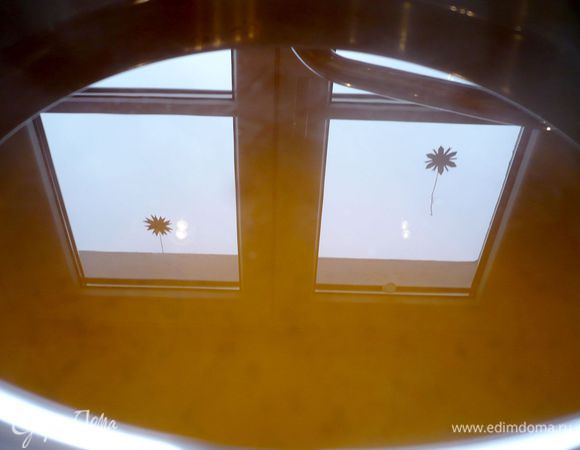 Снимаем бульон с огня и процеживаем. 