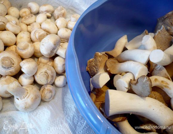 Грибы очищаем от земли, шампиньоны можно промыть под холодной водой и обтереть бумажным полотенцем. Вешенки лучше просто почистить аккуратно ножом или щеткой или обтереть бумажным полотенцем. Режем грибы на четвертинки. 