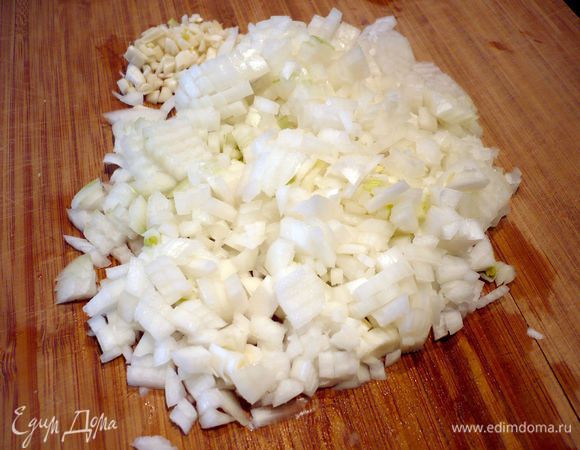 Лук и чеснок мелко режем. Растапливаем на сковороде сливочное масло и обжариваем лук и чеснок.