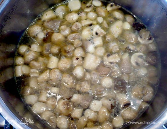 В кастрюлю отправляем наши грибы и заливаем горячим бульоном. Варим полчаса. Снимаем с огня и добавляем сметану. Пюрируем погружным блендером. Солим, перчим. Суп готов!