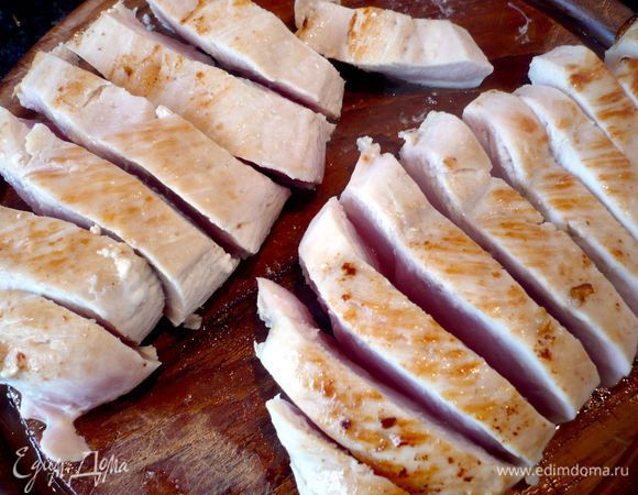 Порежьте грудку на кусочки и положите в суп. Варите еще минут 15.