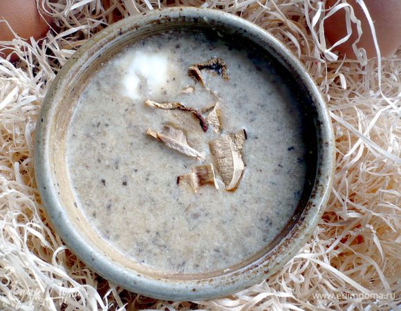 Теперь суп окончательно готов! Подаем с ложечкой сметаны и посыпаем черным перцем и сушеными белыми грибами! Приятного аппетита!