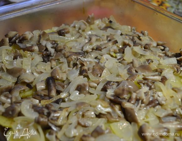 По картофелю распределить грибы, обжаренные с луком.