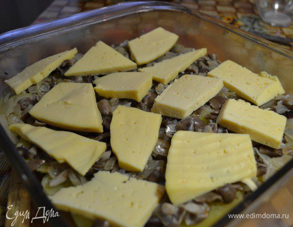 .Выложить пластинки сыра.