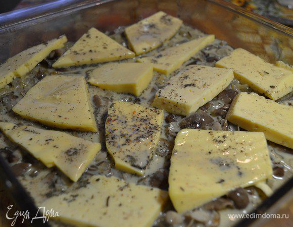 Залить яично-сливочной основой.