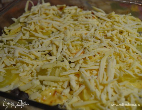 Через 20 минут посыпать запеканку оставшимся тертым сыром. И снова убрать в духовку на 7-10 мин.