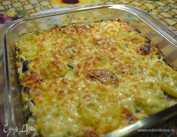 Подавать сразу же, украсив веточкой петрушки. Эту запеканку можно подать со сметаной или вашим любимым соусом.