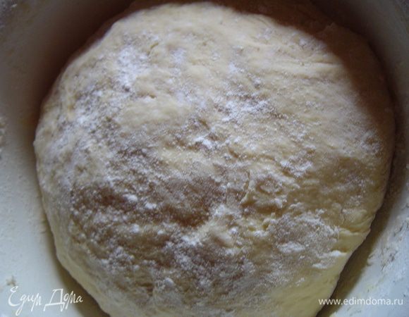 Соединяем растительное масло с водой, добавляем соль, сахар, муку и замешиваем крутое тесто.