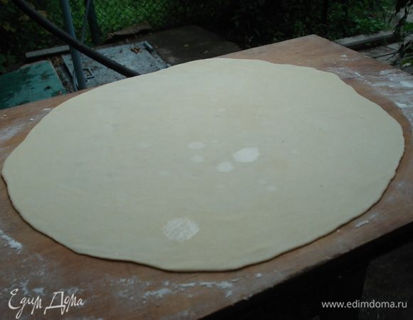 Раскатываем тесто,