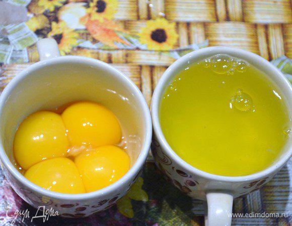 Белки аккуратно отделить от желтков. 