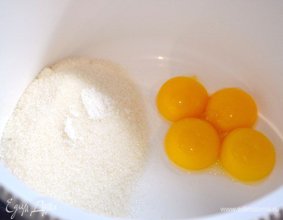 Сахар смешать с желтками, ванильным сахаром и водой.