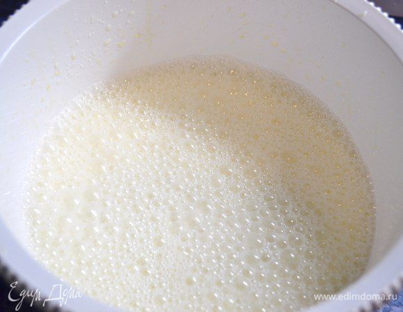 Добавить половину молока. Взбить. Влить остальное молоко. И снова взбить.
