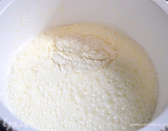 В 3 приема добавить муку, каждый раз хорошо взбивая.