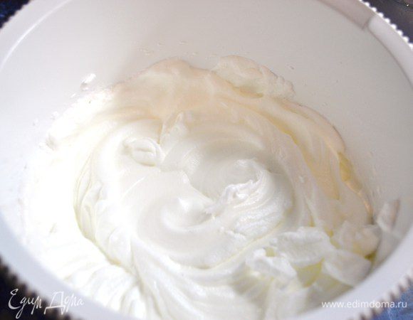 Хорошо взбить белки с щепоткой соли до плотной пены.