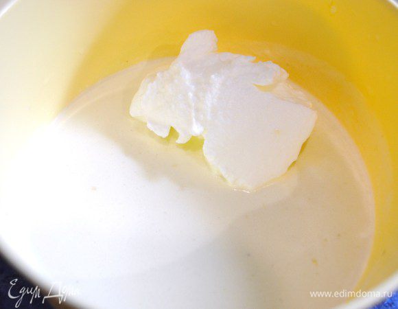 Белки аккуратно подмешать к желткам.