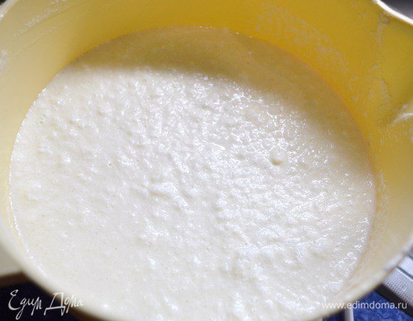 Это может показаться непросто подмешивать белки к желткам, но я предлагаю вам в 3 приема добавить белки и каждый раз аккуратно силиконовой лопаткой перемешивать тесто. Само тесто получится внешне, как будто в нем творог (т.е. белки). Не обязательно полностью размешивать белки до их растворения. Тесто может получиться очень жидким. Не пугайтесь - все так и должно быть.
