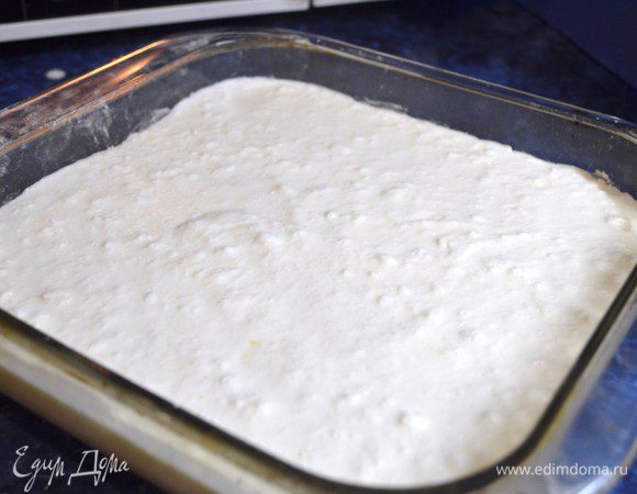 НЕРАЗЪЕМНУЮ форму (это обязательное условие) смазать сливочным маслом, посыпать мукой, вылить тесто.